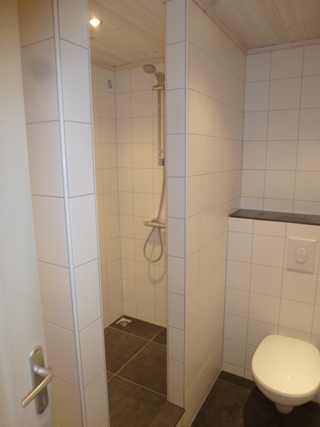 Entreprise Rozendaal, Nederlandse aannemer in de Morvan, Frankrijk. Badkamer, inbouwtoilet, douche.