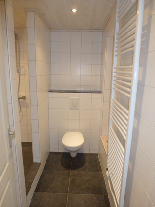 Entreprise Rozendaal, Nederlandse aannemer in de Morvan, Frankrijk. Badkamer, inbouwtoilet.